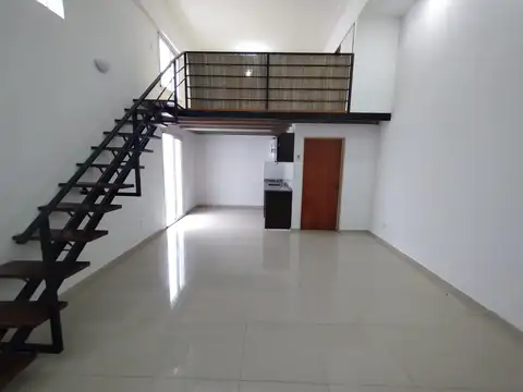 Departamento de 2 Ambientes- Lateral- Patio- Primer piso por escalera-Sin Expensas