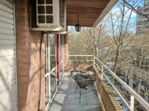 DOS AMPLIOS AMBIENTES CON BALCÓN, APTO PROFESIONAL