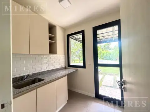 Casa 5 ambientes con 3 baños
