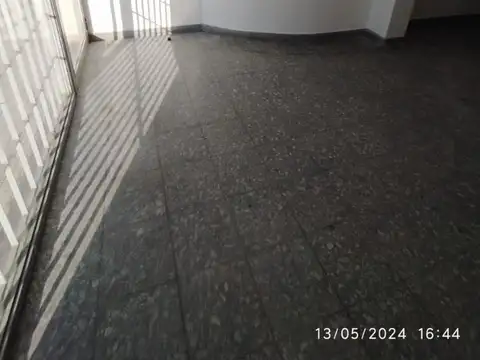 EXCELENTE LOCAL comercial en la mejor zona de FISHERTON.