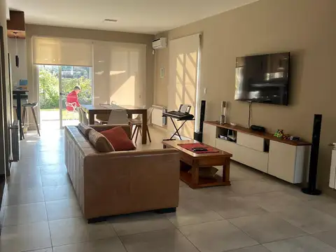 Casa en alquiler c/ cochera en Dalvian