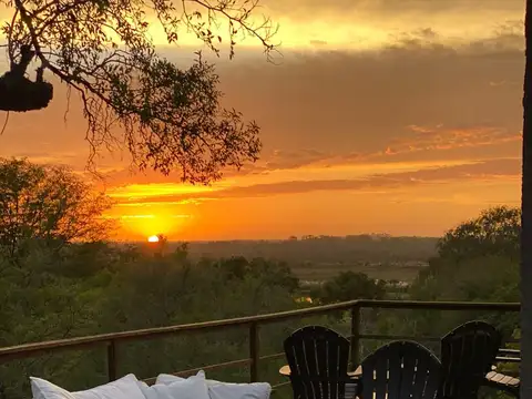 Casa en Alquiler con 3 cocheras