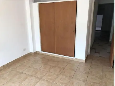 DEPTO 2 AMB EN EL CENTRO DE V. BALLESTER CON PATIO Y BALLEST