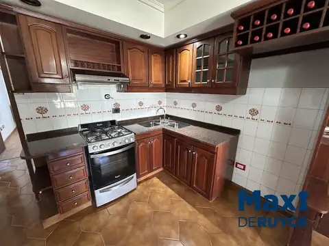Casa en Venta con 3 cocheras