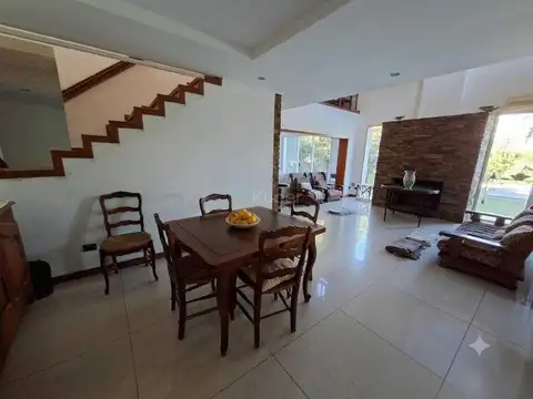Casa en Alquiler con 1 cochera