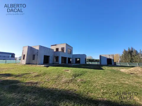 Casa en Venta con 4 cocheras