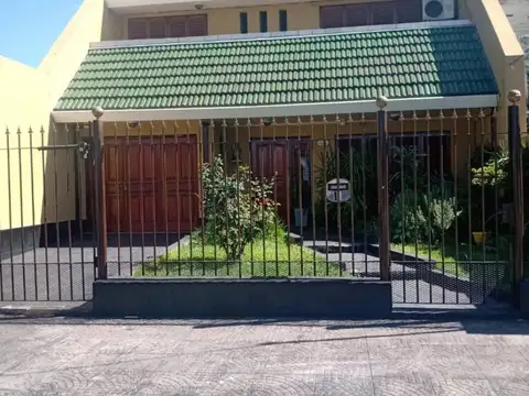 Chalet de 5 amb con playroom y  jardín. Ituzaingó 1359