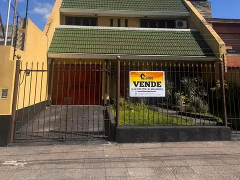 Chalet de 5 amb con playroom y  jardín. Ituzaingó 1359