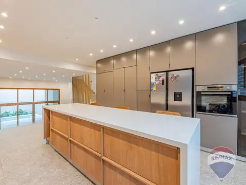 CASA DE CATEGORIA EN ALMAGRO 4 DORMITORIOS