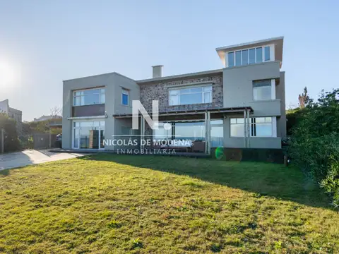 Venta de casa de 4 dormitorios en Pinares, Punta del Este. 