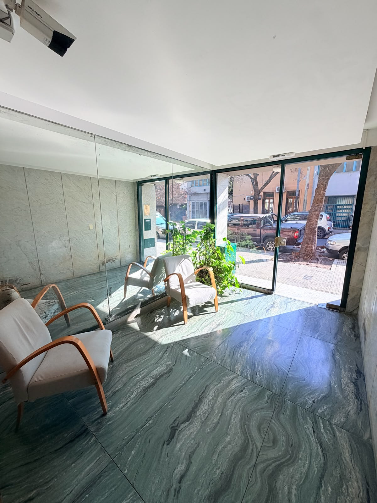 Excelente departamento de 3 amplios ambientes con balcón al frente