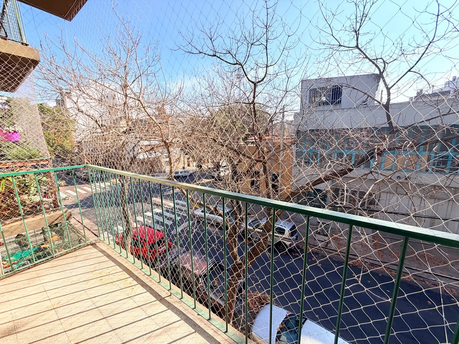 Excelente departamento de 3 amplios ambientes con balcón al frente