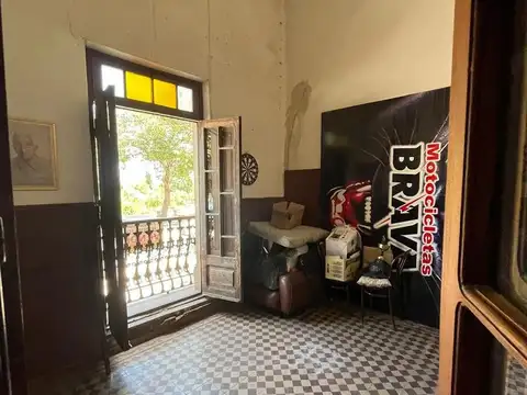 Casa 7 ambientes con 2 baños