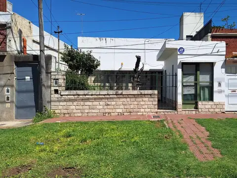 CASA EN VENTA CON PATIO EN BARRIO ALBERDI