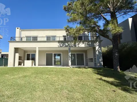 Casa 6 ambientes con 5 baños