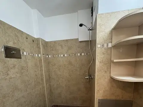ALQ MONOAMBIENTE  DIVIDIDO, CTA FTE 1º PISO