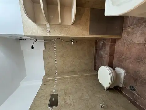 ALQ MONOAMBIENTE  DIVIDIDO, CTA FTE 1º PISO