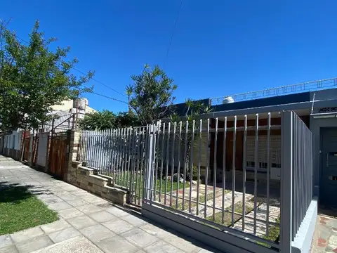 Casa en Alquiler con 1 cochera