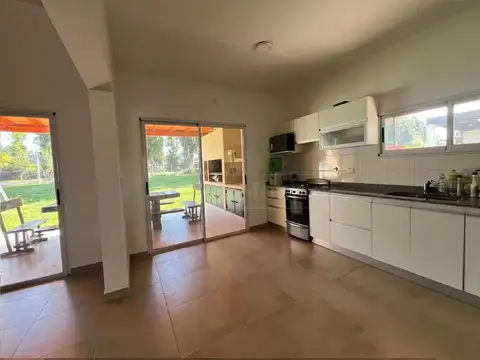 Casa 5 ambientes con 4 baños