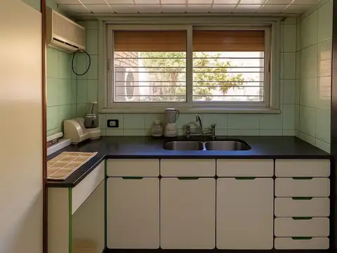 CASA  VENTA LOTE PROPIO  VERSALLES. PATIO-QUINCHO