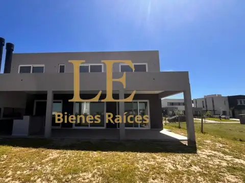 Casa 5 ambientes con 4 baños