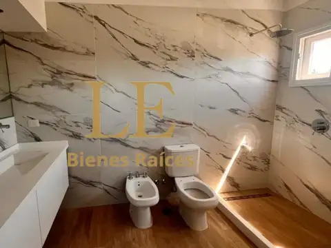 Casa en Venta con 6 cocheras
