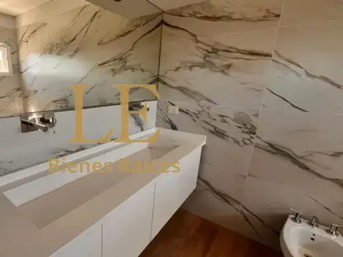 Casa 5 ambientes con 4 baños