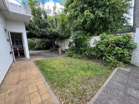 VENTA CASA CON PARQUE EN BANFIELD