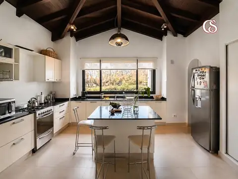 Casa en Alquiler con 2 cocheras