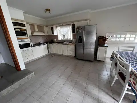 Casa 6 ambientes con 4 baños