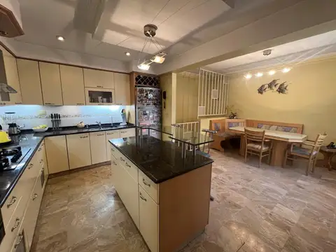Casa en Venta con 5 cocheras