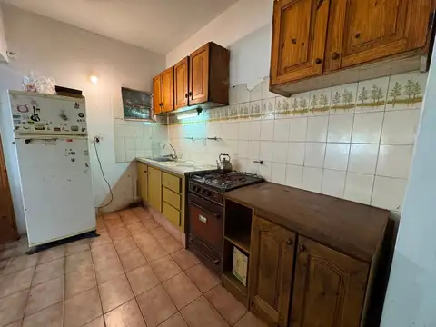 VENTA CASA 2 AMB. CON PARQUE Y COCHERA - LAVADERO