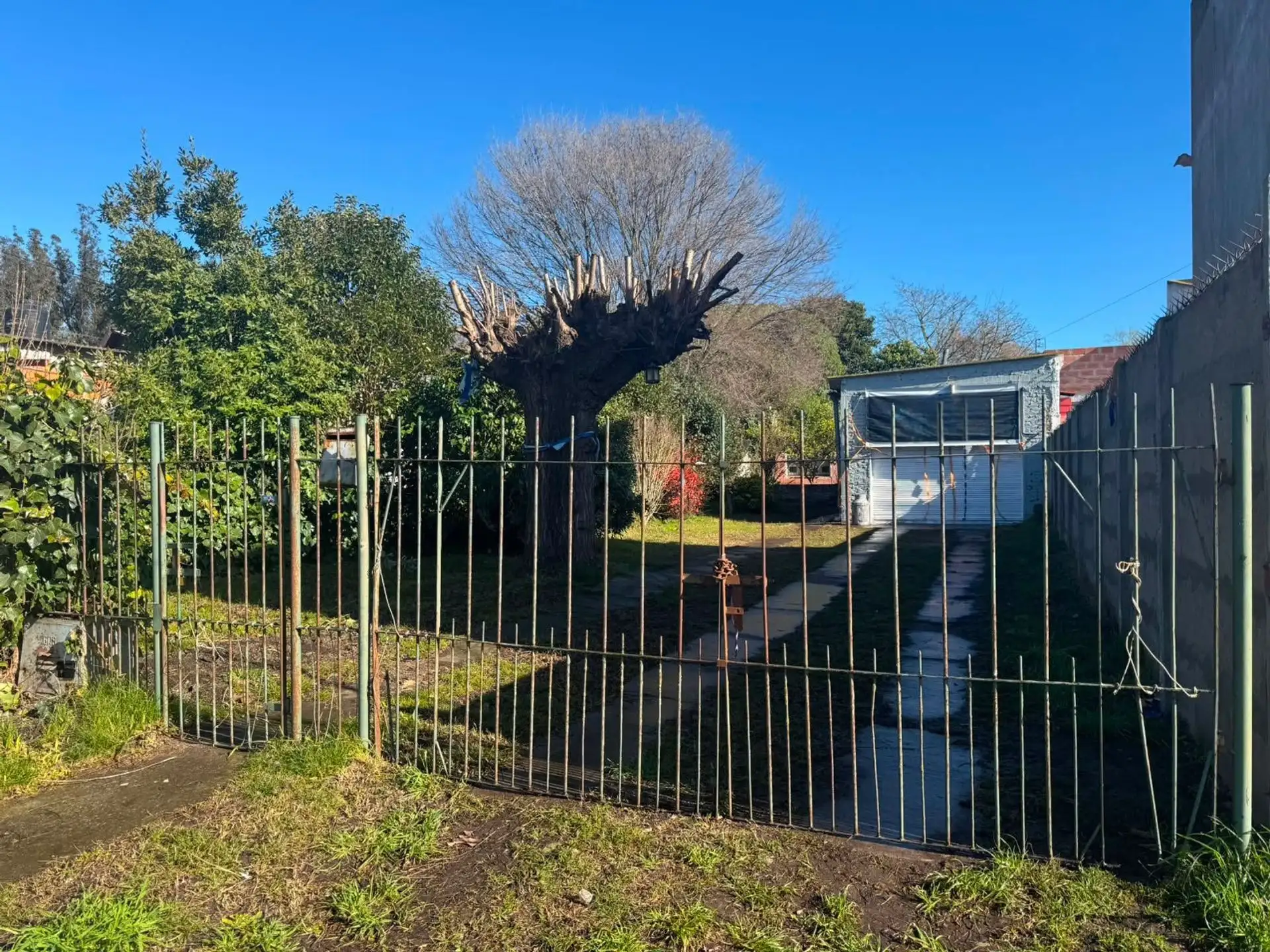VENTA CASA 2 AMB. CON PARQUE Y COCHERA - LAVADERO