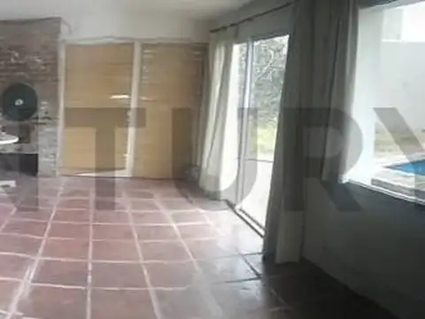 Casa en Alquiler con 2 cocheras