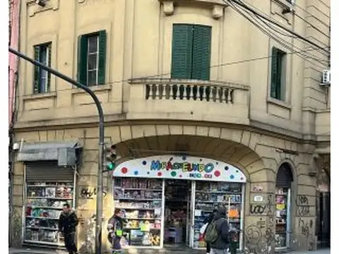 Espectacular local en esquina en pleno Barrio de Once