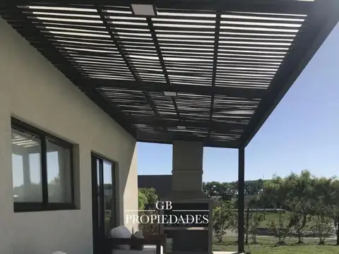 Casa en Alquiler con 3 cocheras