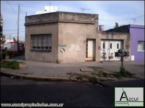 CASA EN ESQUINA, ZONA COMERCIAL (apto credito)