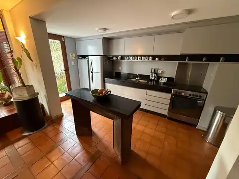 Casa de 4 Ambientes en Venta. Quilmes.