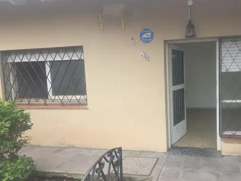 Casa en Alquiler en Ituzaingó – Amplios Espacios y Cochera