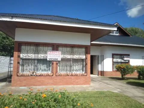 CASA CON 4 DORMITORIOS + 4 BAÑOS + GARAJE