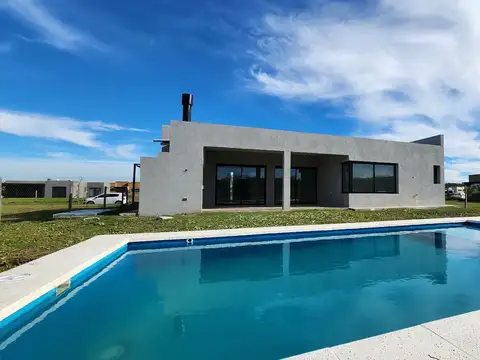 Casa en venta, con piscina, a estrenar, Barrio San Sebastian - Apto credito