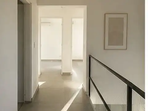 Casa en Alquiler con 3 cocheras