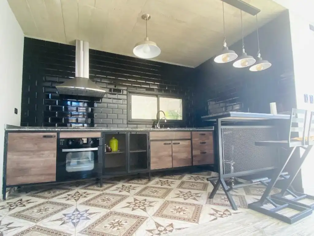 Casa - 150  m² Cubierta | 3 dormitorios | A Estrenar | 4 baños | 4 ambientes | 2 cocheras