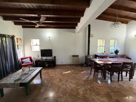 Casa con pileta rodeada de verde