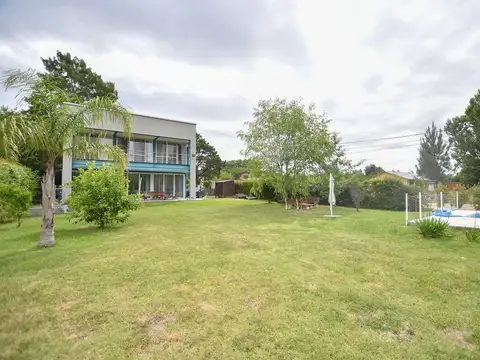 CASA EN VENTA CON PARQUE Y PILETA, BARRIO EL RODEO