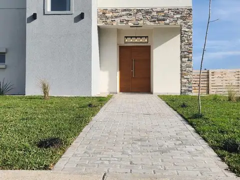 Casa en  venta Barrio Santa Lucia - Pilar del este.