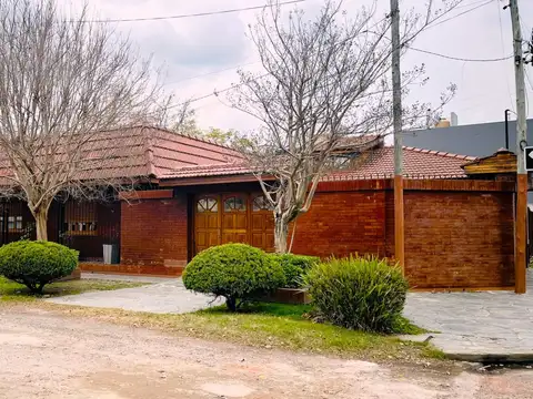 Casa 3 dormitorios en Venta En Berisso+ Quincho