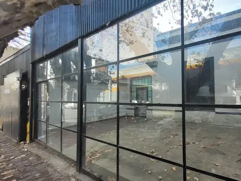 Quilmes Centro - Local con playa de estacionamiento