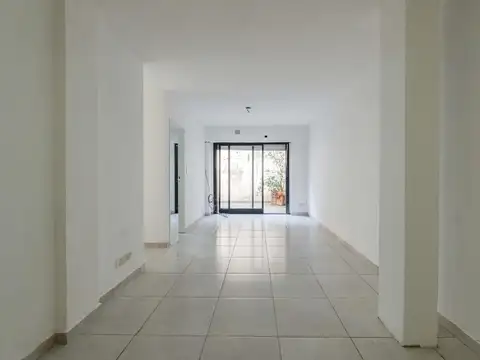 3 de Febrero al 1600 (Pje. Espora  al 1300)