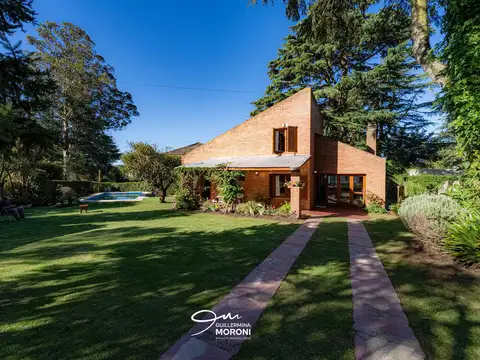 Casa 3 ambientes con parque, parrilla y piscina, Braulio y Bautista, a pasos del Centro